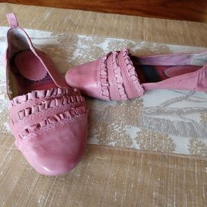 Women's Sundance Latigo pink leather flats 6.5 US